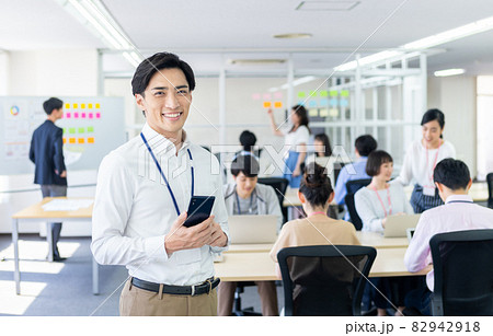 オフィスでスマホを見るビジネスマン　 82942918