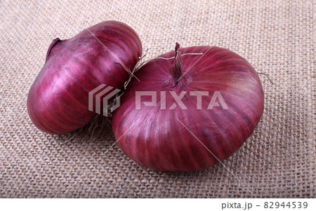 Cipollini onion (Italian pearl onion) on bagging 82944539