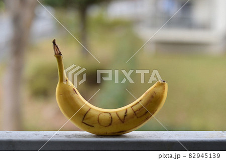 バナナに描いた「LOVE」のメッセージ バナナに描いた「LOVE」のメッセージ 82945139
