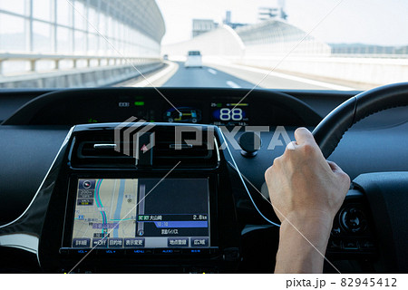 高速道路を走行する乗用車の運転席からの眺め 82945412