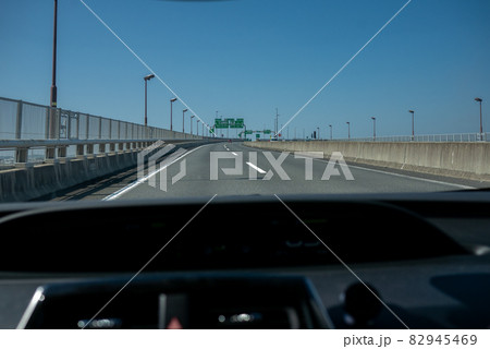 高速道路を走行する乗用車の運転席からの眺め 82945469