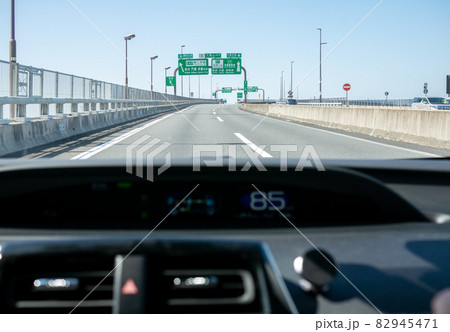 高速道路を走行する乗用車の運転席からの眺め 82945471