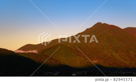 朝焼けの御坂山地・毛無山と十二ヶ岳 82945571