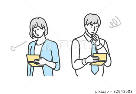 通帳の預金残高を見て不安になっている男女 82945608