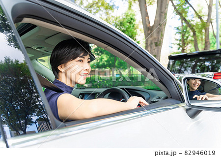 車を運転する女性 車を運転する女性 82946019