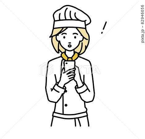 立ってスマートフォンを操作して何かに気づいて驚いた調理師の女性 立ってスマートフォンを操作して何かに気づいて驚いた調理師の女性 82946056