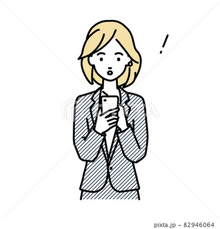 立ってスマートフォンを操作して何かに気づいて驚いたスーツの女性 82946064