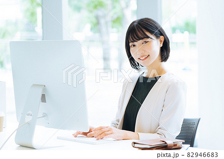 明るいオフィスで働く女性 82946683
