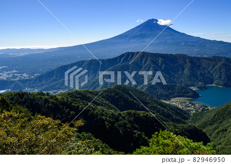 御坂稜線・四ヶ岳より望む富士山と山並み 御坂稜線・四ヶ岳より望む富士山と山並み 82946950