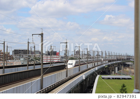 都会を走るシンカンセン 82947391