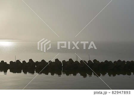 テトラポットと湖 テトラポットと湖 82947893