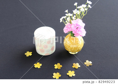 花模様の骨壷とお供えされた花8 花模様の骨壷とお供えされた花8 82949223