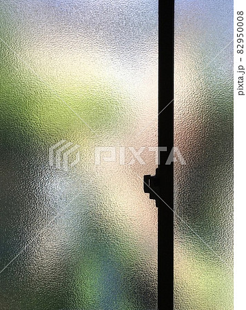 磨りガラスの窓に透ける景色 磨りガラスの窓に透ける景色 82950008