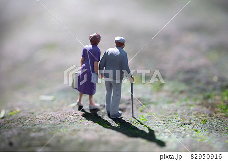 寄り添って歩くシニアカップル ミニチュア 82950916