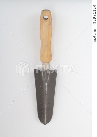 Small shovel with scale and wooden handle, gardening tool Small shovel with scale and wooden handle, gardening tool 82951124