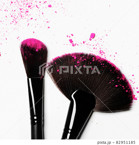 Makeup brush on white background with colorful Makeup brush on white background with colorful 82951185