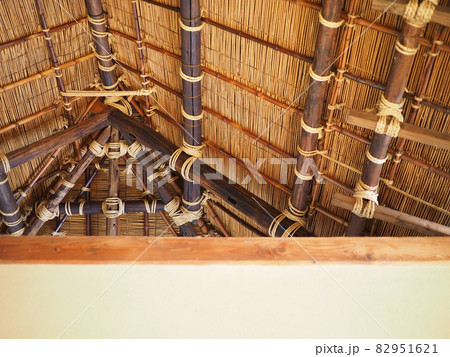 古い日本家屋の天井 82951621