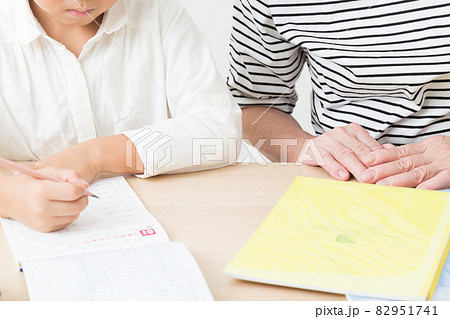 勉強をやる子供と見守る祖母 勉強をやる子供と見守る祖母 82951741