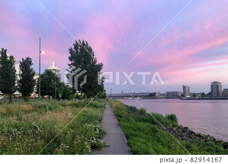 Beautiful sunset over the canals of amsterdam Beautiful sunset over the canals of amsterdam 82954167