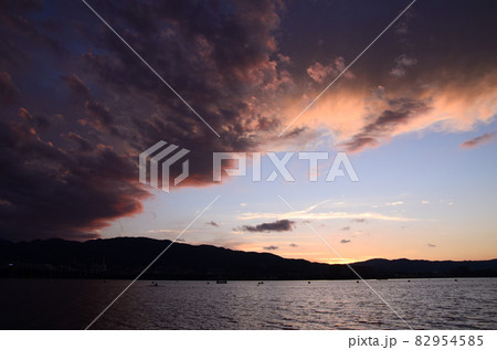 びわ湖の夕焼けと気圧の境目の雲 びわ湖の夕焼けと気圧の境目の雲 82954585