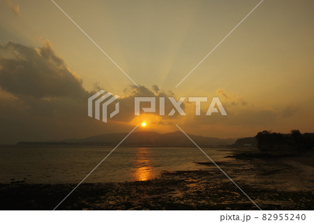 有明海と夕陽と薄明光線 有明海と夕陽と薄明光線 82955240