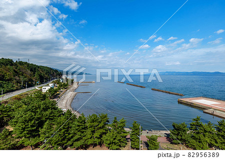 蟹田港から津軽半島と下北半島の間をとおして津軽海峡、北海道が見えます。 82956389
