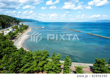蟹田港から津軽半島と下北半島の間をとおして津軽海峡、北海道が見えます。 82956390