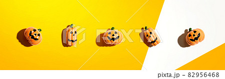 Miniature Halloween pumpkin ghosts 82956468