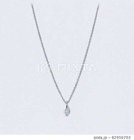 クリスタルな宝石のネックレスのイラスト素材 クリスタルな宝石のネックレスのイラスト素材