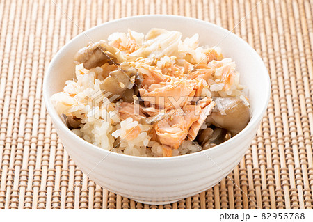 秋鮭と舞茸の炊き込みご飯。 82956788