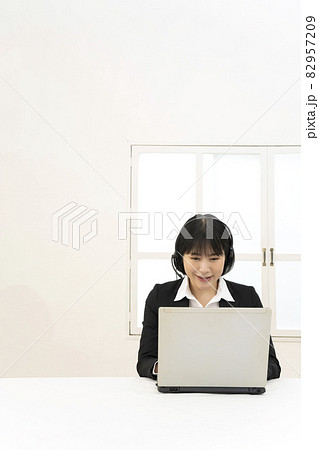 ノートパソコンでデスクワークする若い女性 82957209