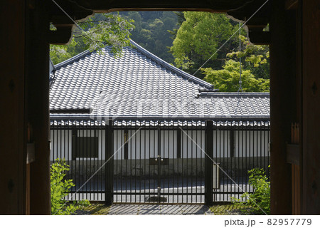 金地院 東照宮門から見る外の風景 京都市左京区 金地院 東照宮門から見る外の風景 京都市左京区 82957779