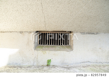 建物の床下換気口イメージ 82957849