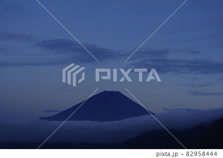 本栖湖畔から望む夕闇の富士山 本栖湖畔から望む夕闇の富士山 82958444