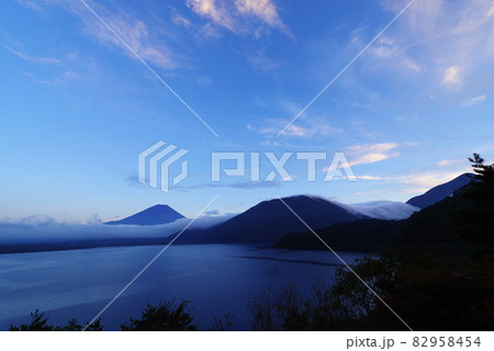 本栖湖畔から望む夕闇の富士山 本栖湖畔から望む夕闇の富士山 82958454