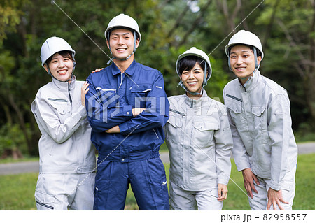 作業着を着た若い男女 82958557