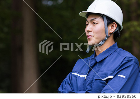 作業着を着た若い男性 82958560