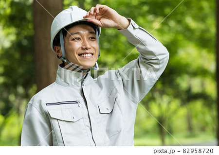 作業着を着た若い男性 82958720