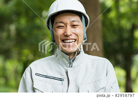 作業着を着た若い男性 82958797