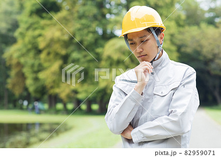 作業着を着た若い男性 82959071