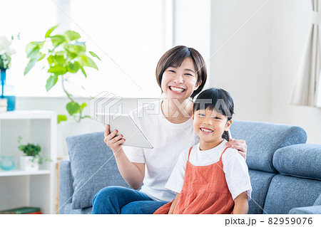 タブレットで映画を観る親子(母子) タブレットで映画を観る親子(母子) 82959076