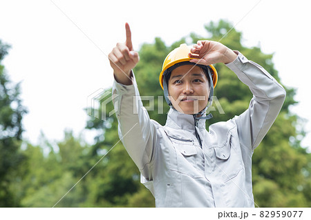 作業着を着た若い男性 82959077