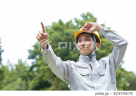 作業着を着た若い男性 82959079