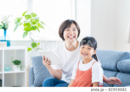 タブレットで映画を観る親子(母子) タブレットで映画を観る親子(母子) 82959082