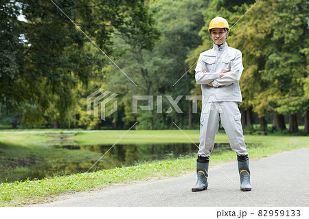 作業着を着た若い男性 82959133