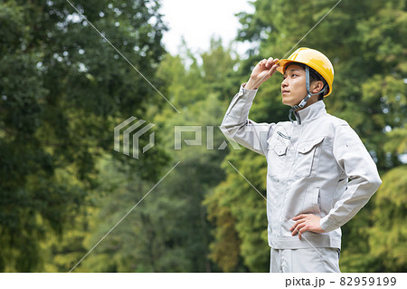 作業着を着た若い男性 82959199