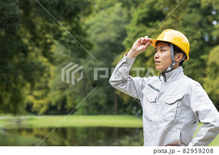 作業着を着た若い男性 82959208
