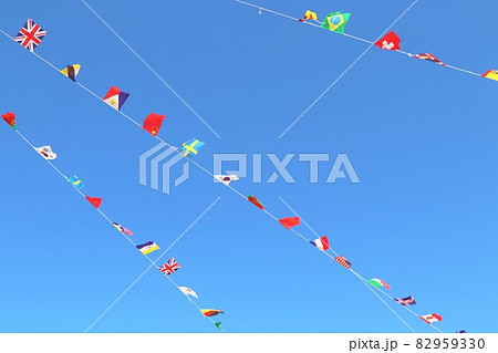 快晴の大空にはためく運動会の万国旗 82959330