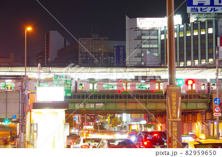 深夜の五反田駅前の風景 82959650