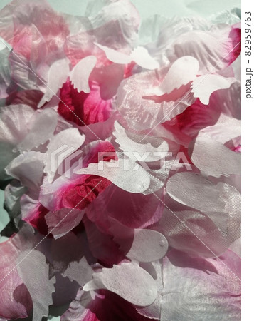 天使の羽とフラワーシャワー 82959763